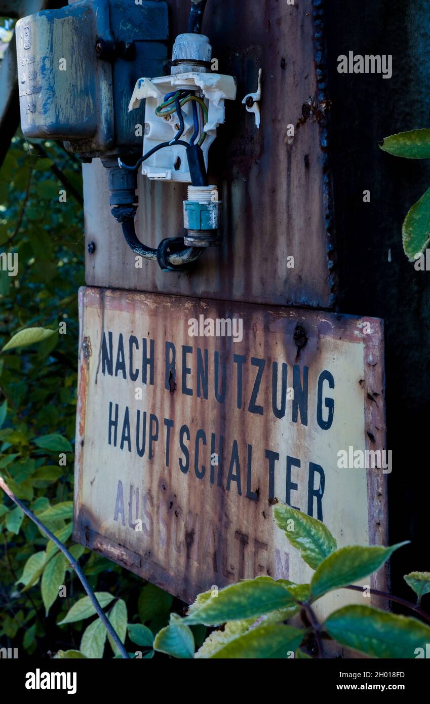 Ein altes Schild an einem Bahnhof Stockfoto