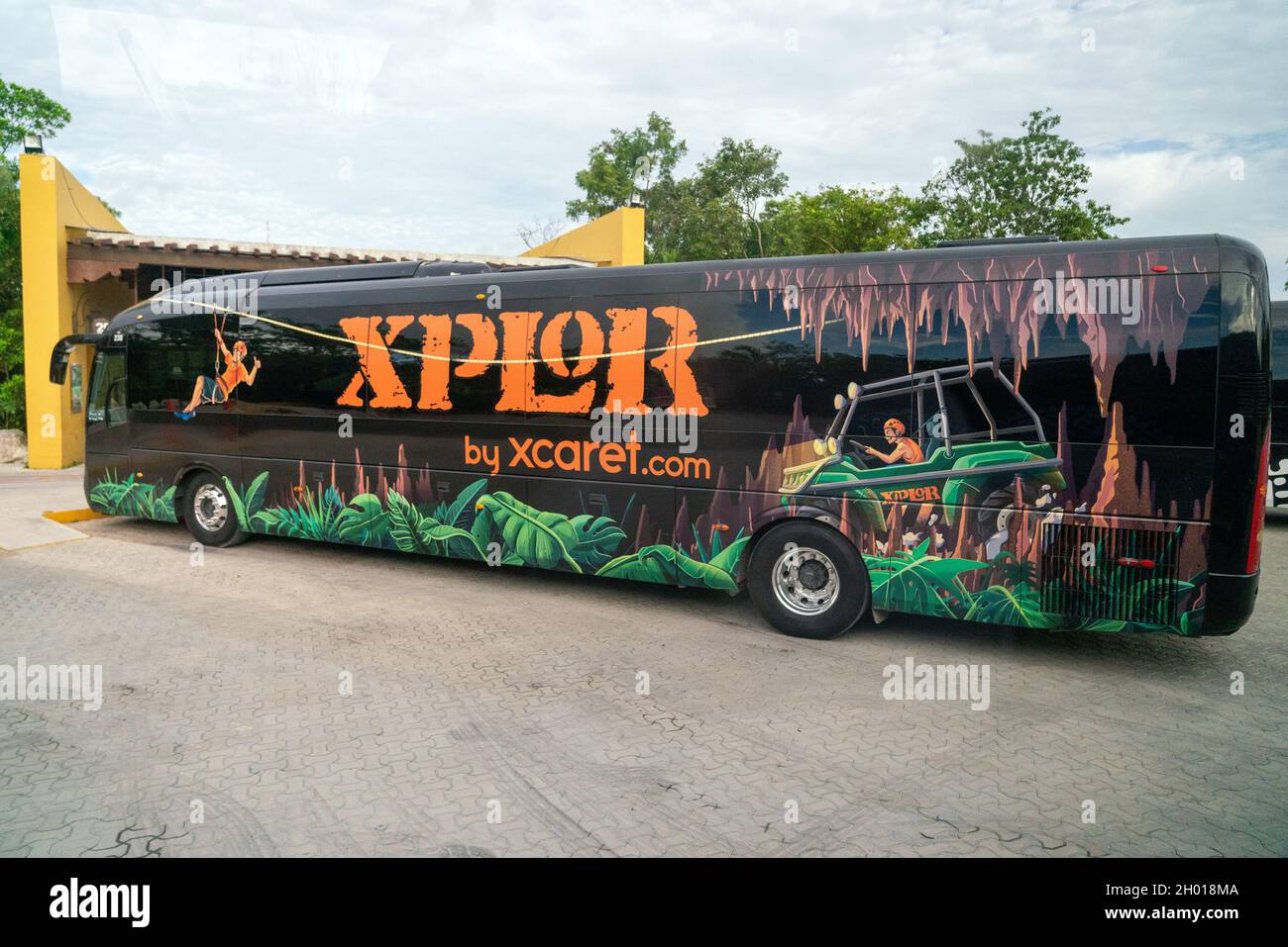 Cancun, Mexiko - 16. September 2021: Xplor Park Bus auf Parkplatz im Park. Xplor ist ein Abenteuerpark an der Riviera Maya Stockfoto