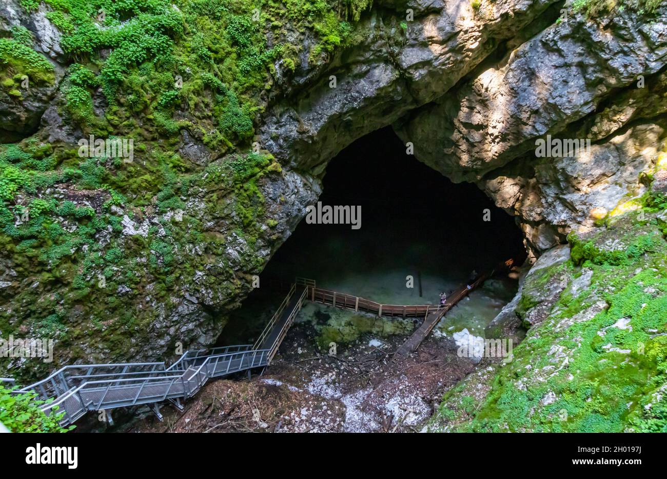 Überholte Treppe für Touristen, die zum unterirdischen Gletscher in der Scarisoara-Höhle im Apuseni-Gebirge, Rumänien, hinabsteigen Stockfoto