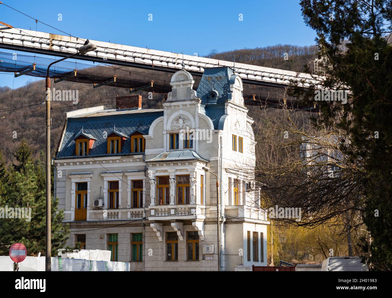 Resita, Rumänien, 27. März 2021: Nahaufnahme eines historischen Gebäudes neben der alten Standseilbahn im Zentrum von Resita Stockfoto