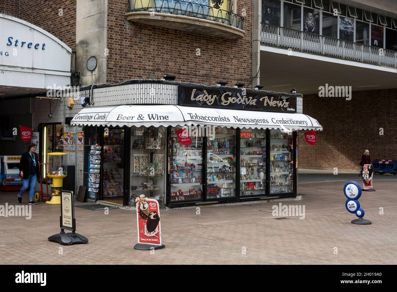 Lady Godiva News-Shop mit Neueröffnung in Hertford Street, Broadgate, Coventry, West Midlands, England, VEREINIGTES KÖNIGREICH Stockfoto