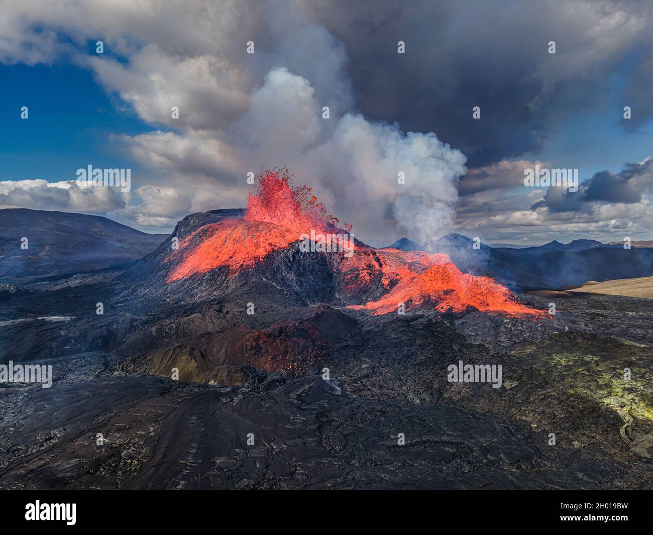 Luftaufnahme des Krater, der sich vom Fagradalsfjall-Vulkan öffnet. Krater mit starkem Lavastrom auf Island im Geopark. Vulkanausbruch tagsüber Stockfoto