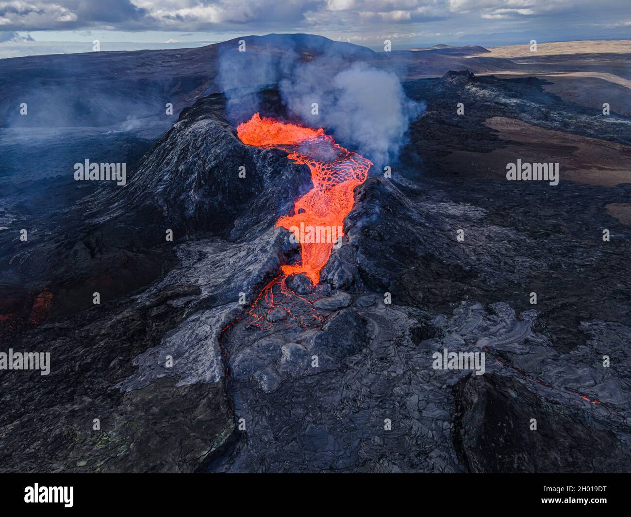 Lavastrom aus der Krater-Öffnung des Fagradalsfjall Vulkans. Blick von oben in den Vulkankrater auf Island im Geopark. Tagsüber vulkanischer Aufbruch Stockfoto