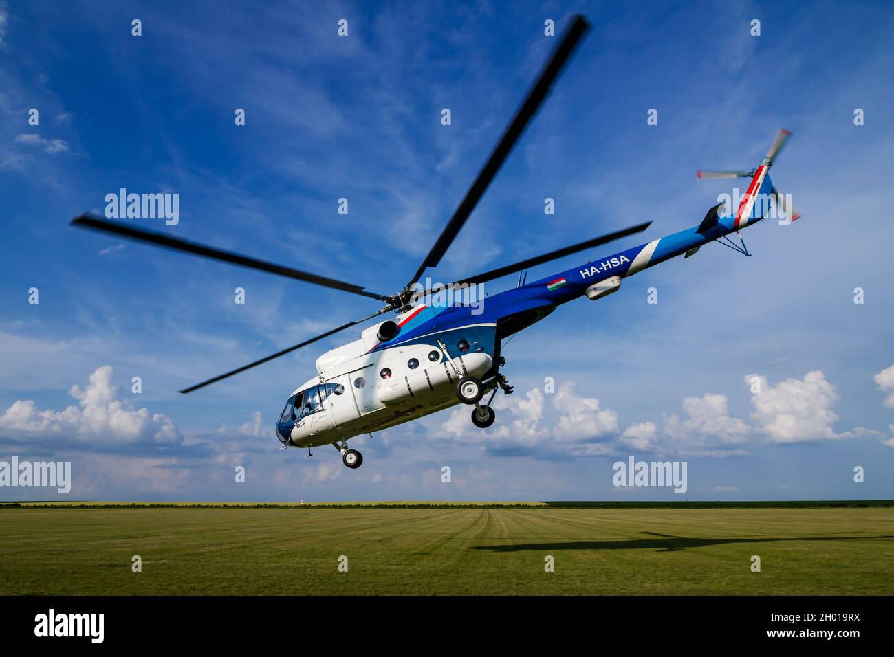 Siofok, Ungarn - 2. Juni 2018: Kommerzieller Hubschrauber auf dem Flughafen und dem Flugplatz. Rotorcraft. Allgemeine Luftfahrtindustrie. Transport von öffentlichen Versorgungsunternehmen. Ai Stockfoto