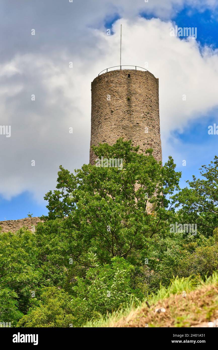 Turm der deutschen Burgruine und Restaurant namens Strahlenburg im Odenwald in Schriesheim Stadt Stockfoto