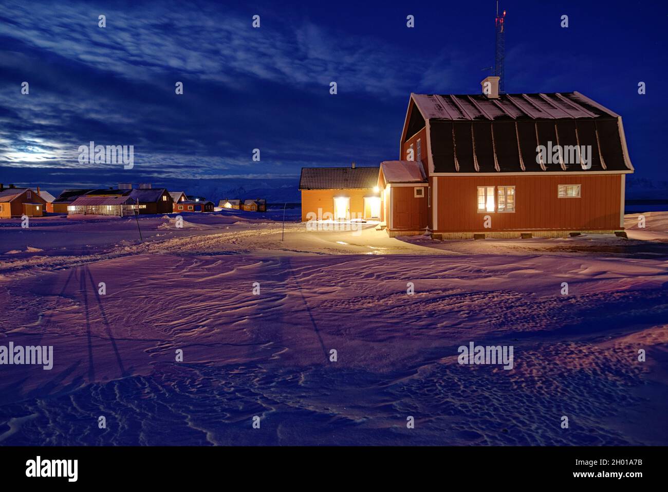 Dunkle Jahreszeit im polaren Winter auf Spitzbergen. Ny Ålesund, Svalbard, Norwegen Stockfoto