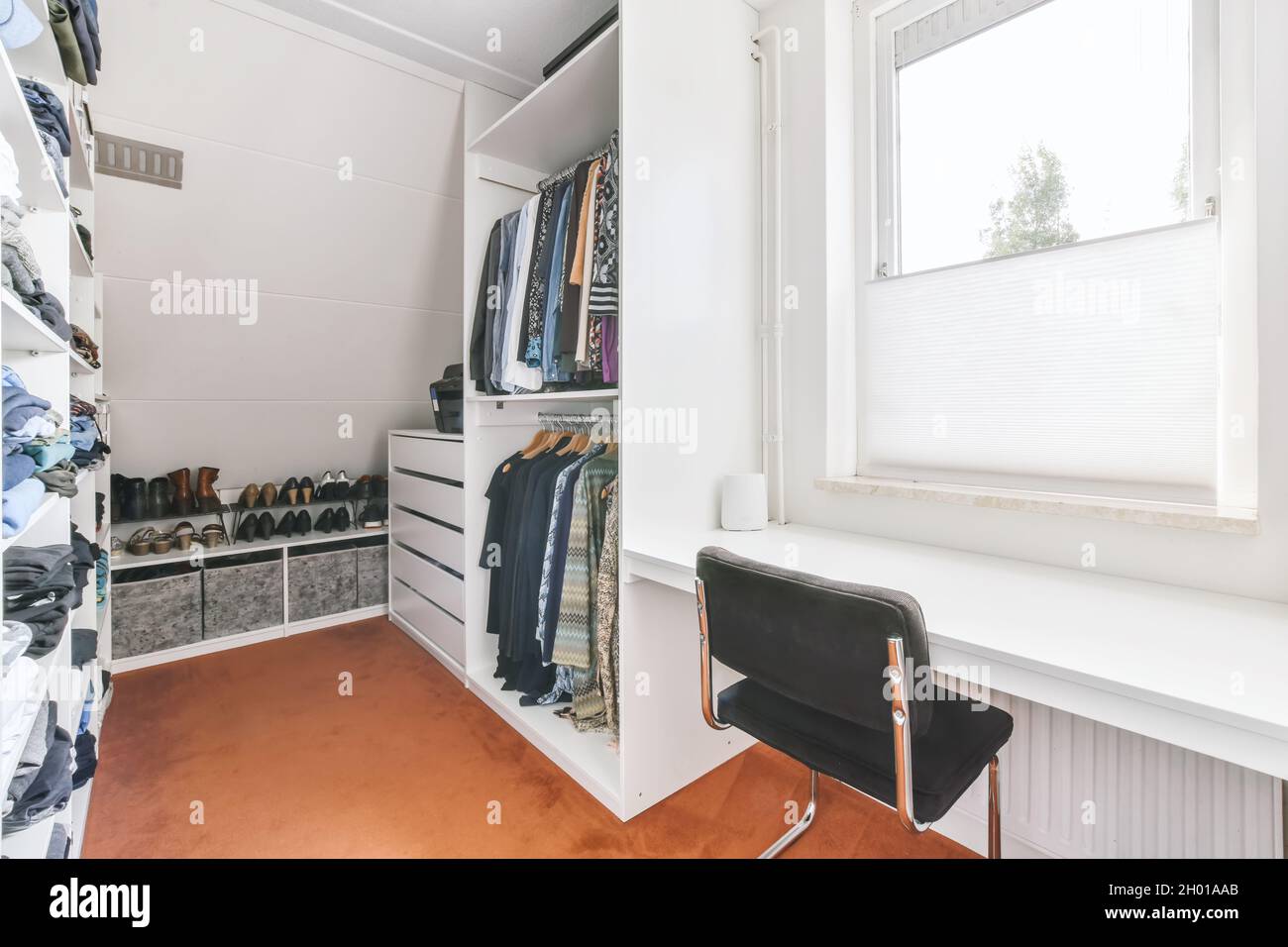 Ein schönes Zimmer mit moderner Einrichtung Stockfoto