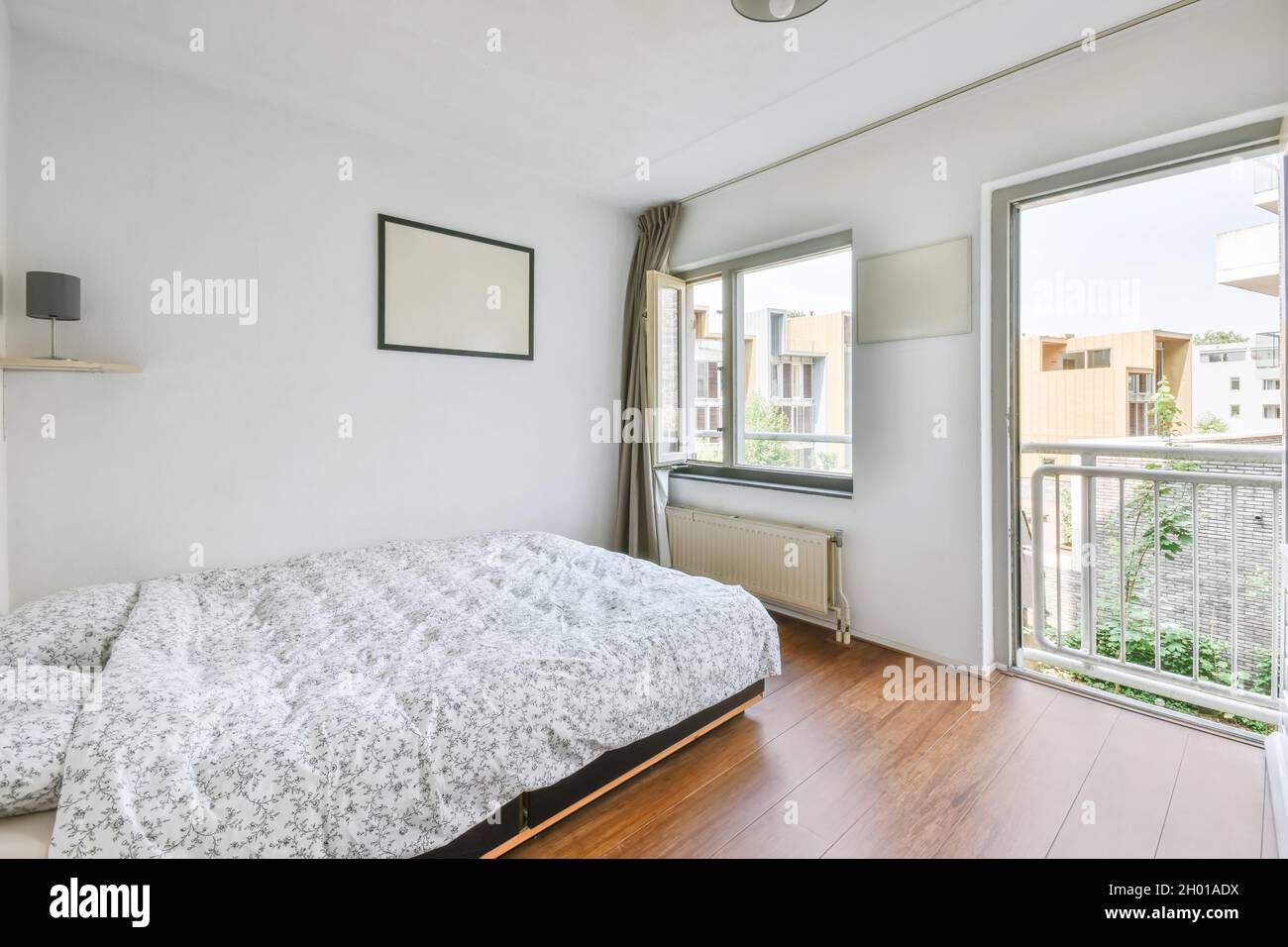 Ein schönes Schlafzimmer mit einem modernen Interieur Stockfoto