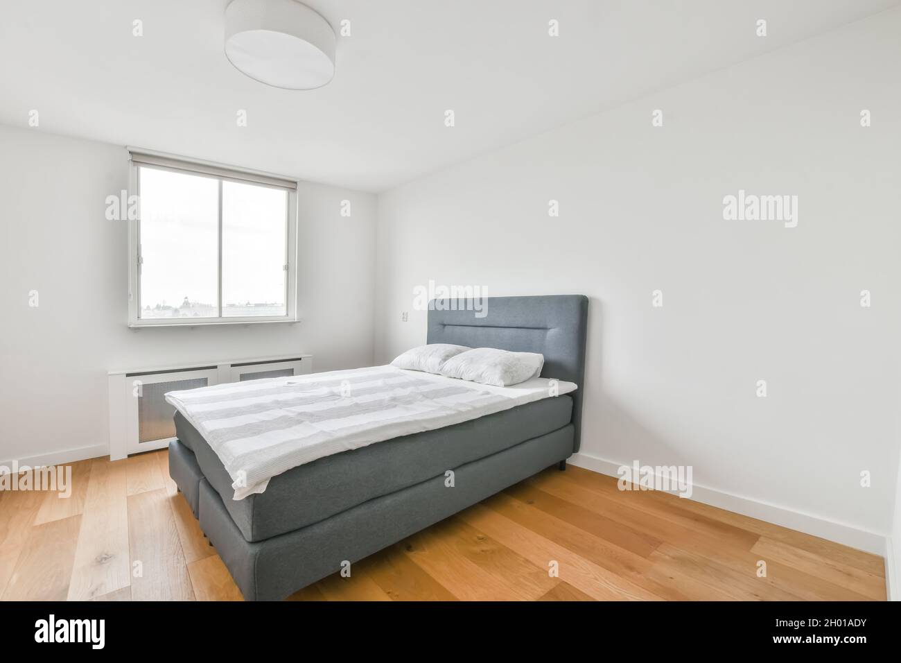Ein schönes Schlafzimmer mit einem modernen Interieur Stockfoto