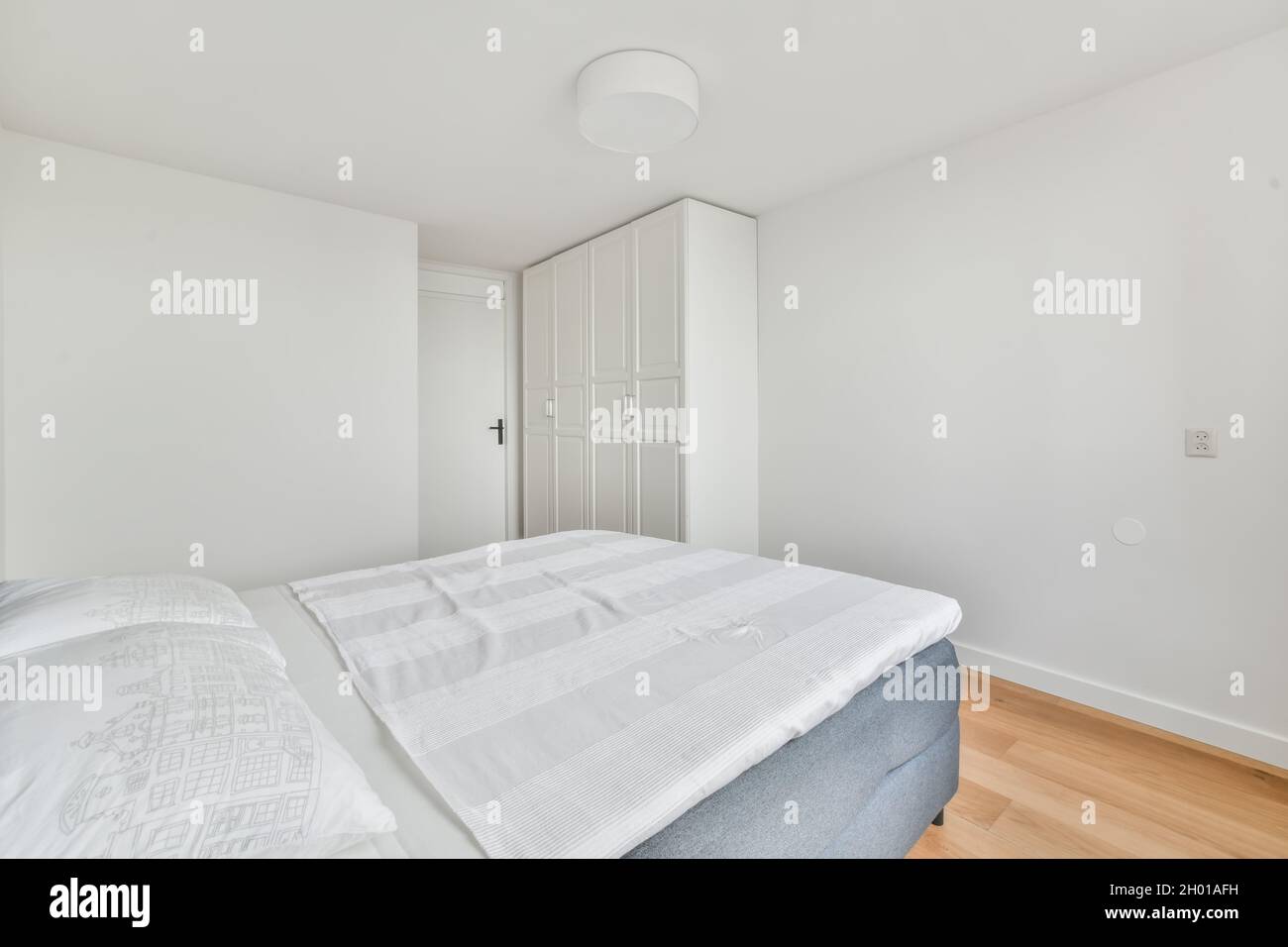 Ein schönes Schlafzimmer mit einem modernen Interieur Stockfoto