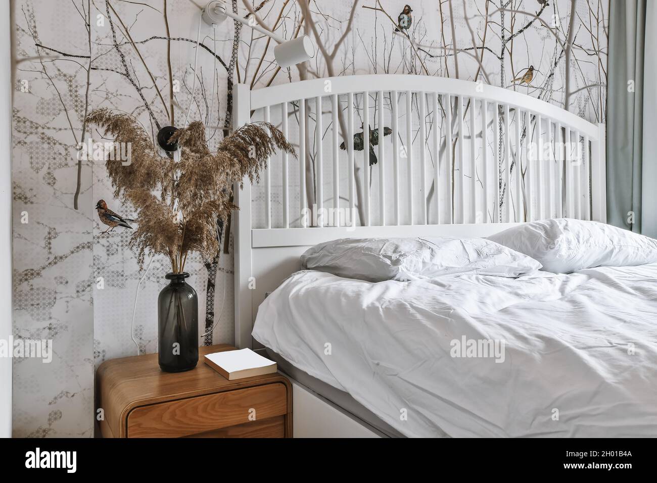 Ein schönes Schlafzimmer mit einem modernen Interieur Stockfoto