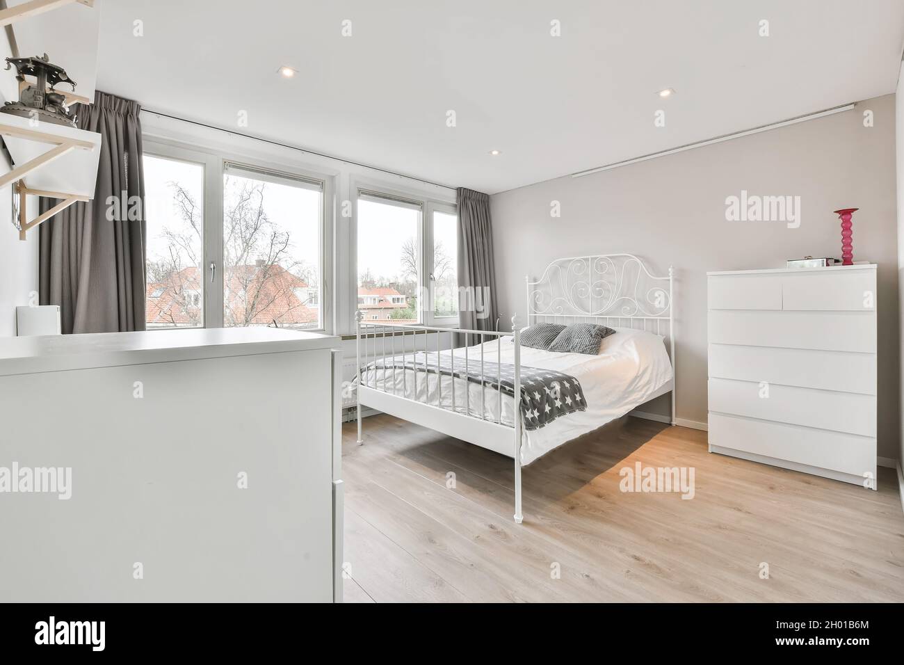 Ein schönes Schlafzimmer mit einem modernen Interieur Stockfoto