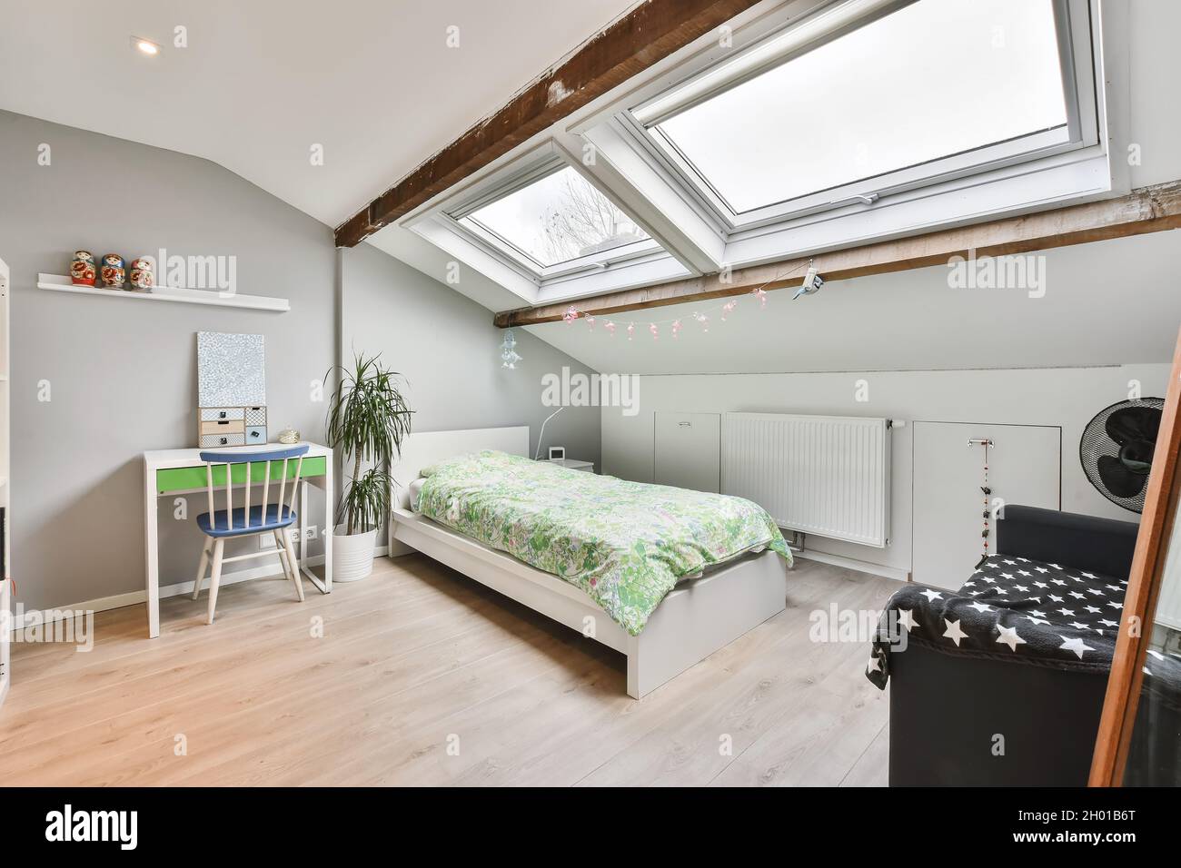 Ein schönes Schlafzimmer mit einem modernen Interieur Stockfoto