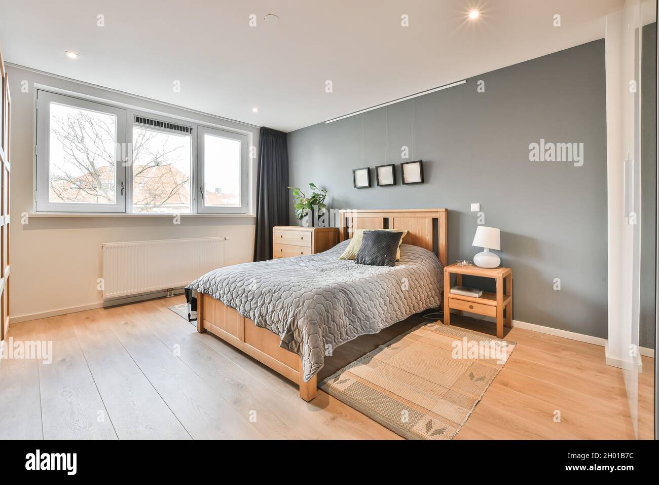 Ein schönes Schlafzimmer mit einem modernen Interieur Stockfoto