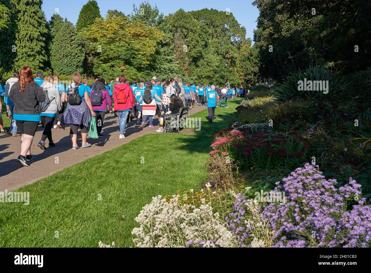 Wohltätigkeitswanderer bei einem Gedächtnisspaziergang im Bute Park, Cardiff, um Geld für die Erforschung der Alzheimer-Krankheit zu sammeln Stockfoto