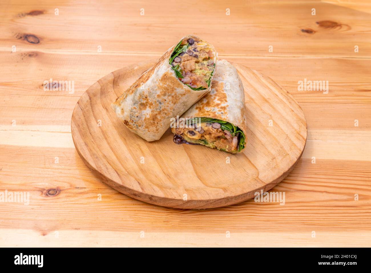 tex-Mex-Wrap mit Pico de gallo, Salat, Bohneneintopf und Frischkäse mit der gebratenen Tortilla Stockfoto