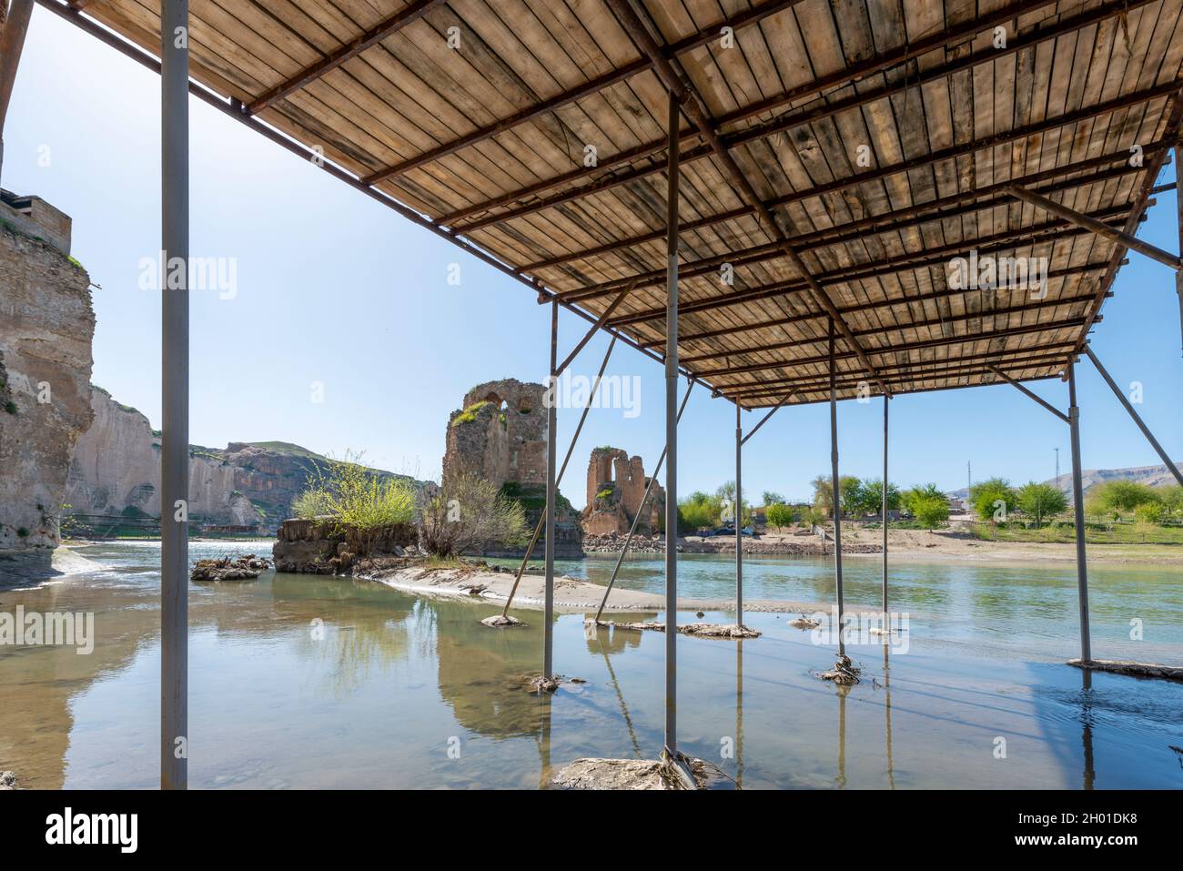 Holz- und Metallstruktur zur Unterstützung einer Terrasse über dem Fluss Tigris in der Türkei Stockfoto