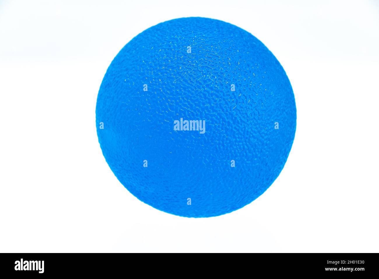 Ball zur Handverstärkung in blau isoliert auf weißem Hintergrund Stockfoto