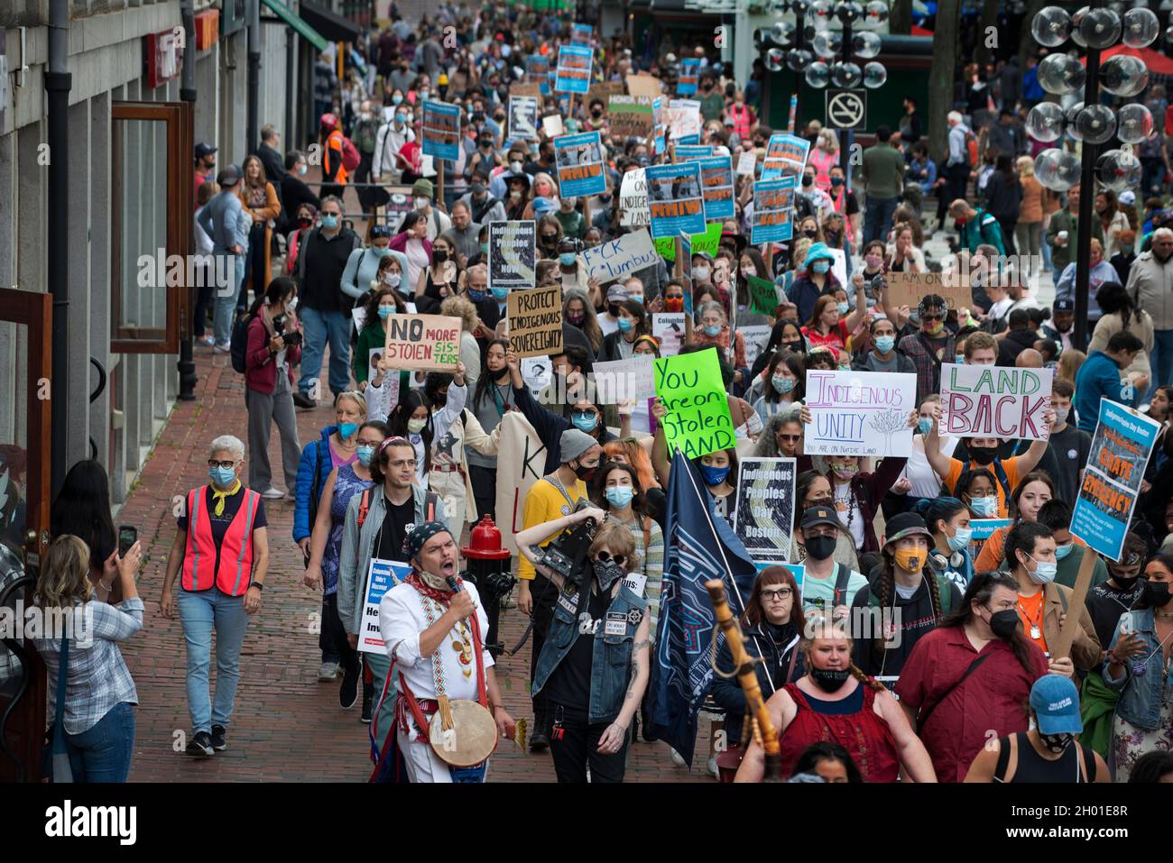 Boston, Massachusetts, USA. Oktober 2021. Kundgebung zur Unterstützung des Tages der indigenen Völker, Boston, Massachusetts, USA. 09 Okt. 2021. Mehr als 500 Indianer und Unterstützer versammelten sich beim Boston Common und marschierten durch das Zentrum von Boston zum Wasser im Christopher Columbus Park. Anfang der Woche unterzeichnete der amtierende Bürgermeister von Boston, Kim Janey, einen Executive Order, der am zweiten Montag im Oktober den „Tag der indigenen Völker“ in Boston vornahm. Im Oktober 2021 haben acht US-Bundesstaaten und Washington D.C. den Tag der indigenen Völker zum Feiertag erklärt. Kredit: Chuck Nacke / Alamy Gutschrift: Chuck Nacke/Alamy Live Stockfoto