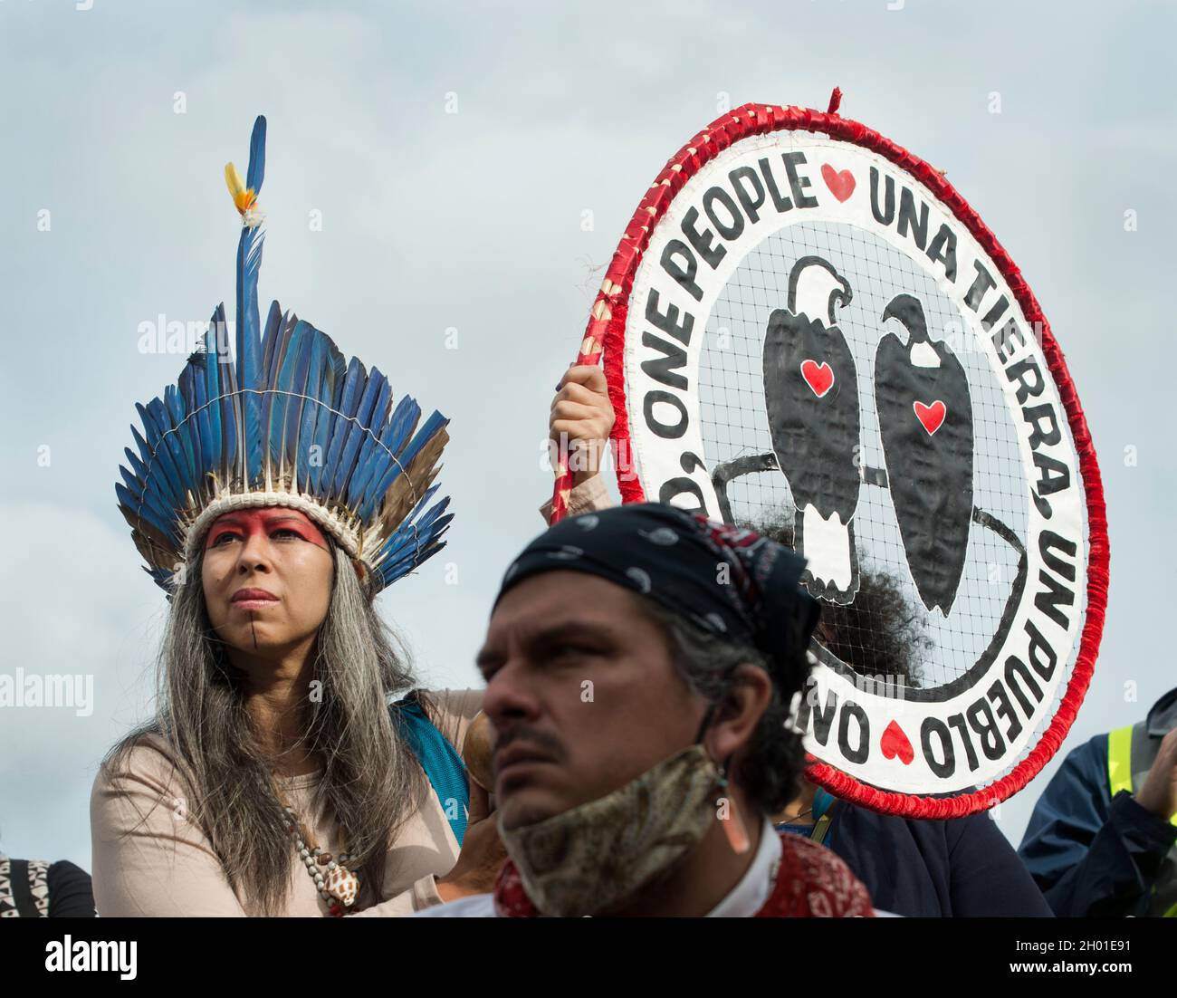 Boston, Massachusetts, USA. Oktober 2021. Kundgebung zur Unterstützung des Tages der indigenen Völker, Boston, Massachusetts, USA. 09 Okt. 2021. Mehr als 500 Indianer und Unterstützer versammelten sich beim Boston Common und marschierten durch das Zentrum von Boston zum Wasser im Christopher Columbus Park. Anfang der Woche unterzeichnete der amtierende Bürgermeister von Boston, Kim Janey, einen Executive Order, der am zweiten Montag im Oktober den „Tag der indigenen Völker“ in Boston vornahm. Im Oktober 2021 haben acht US-Bundesstaaten und Washington D.C. den Tag der indigenen Völker zum Feiertag erklärt. Kredit: Chuck Nacke / Alamy Gutschrift: Chuck Nacke/Alamy Live Stockfoto