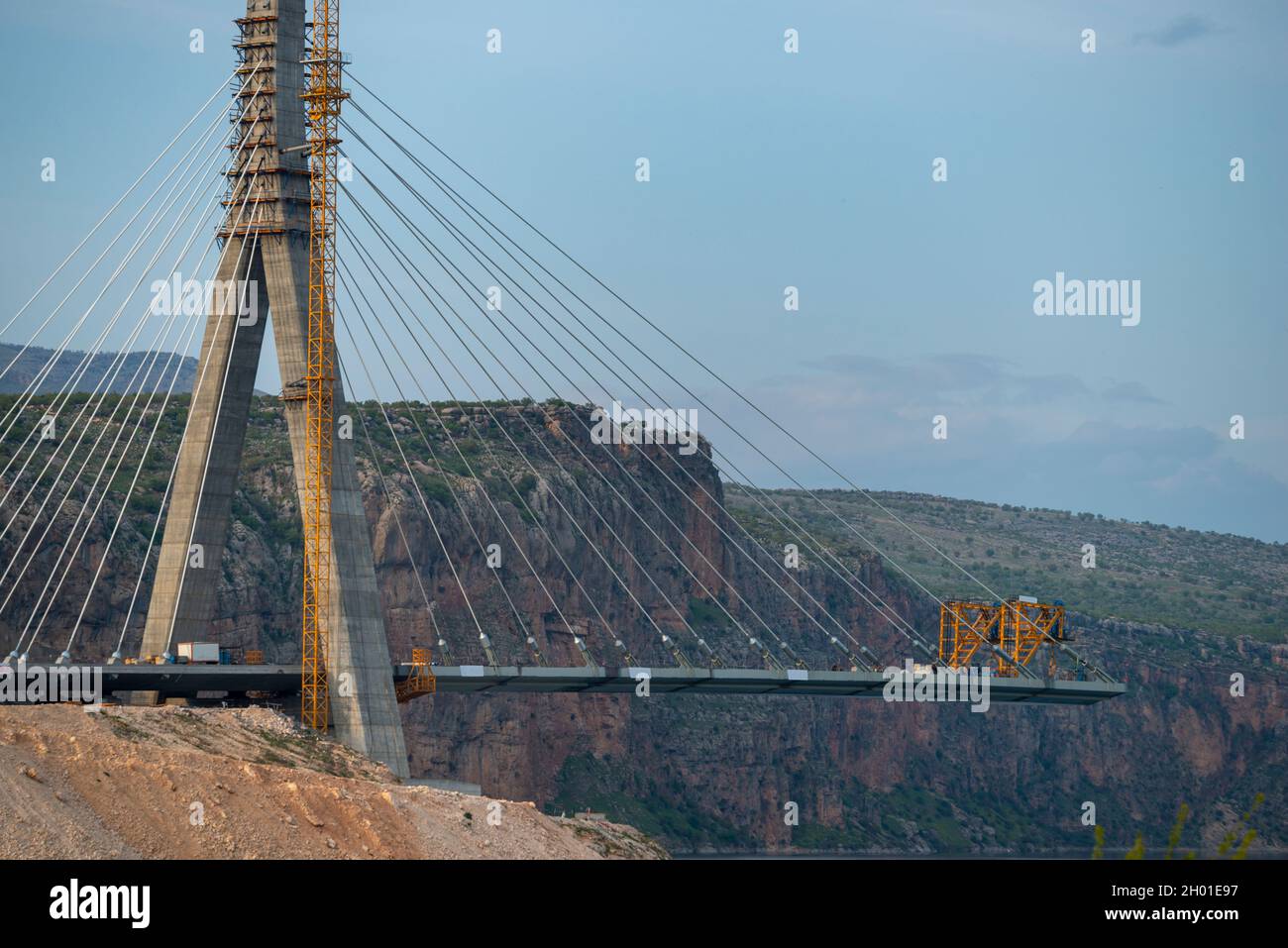 Bauingenieurwesen im Bau. Bauprozess einer Hängebrücke Stockfoto
