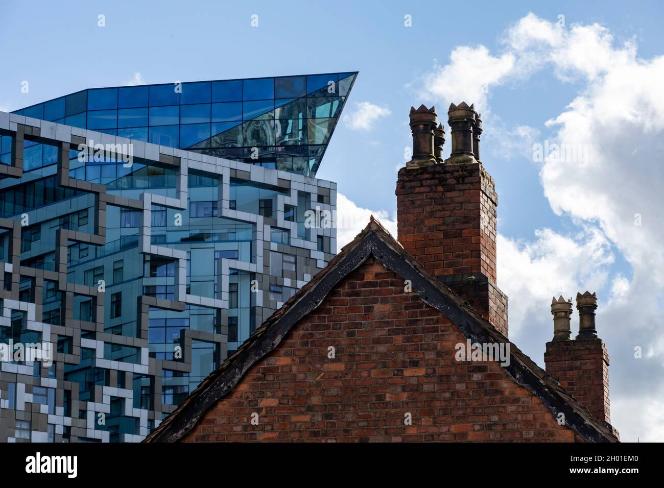 Ein altmodisches Backsteinhaus vor dem modernen Cube-Gebäude im Zentrum von Birmingham, Großbritannien. Stockfoto