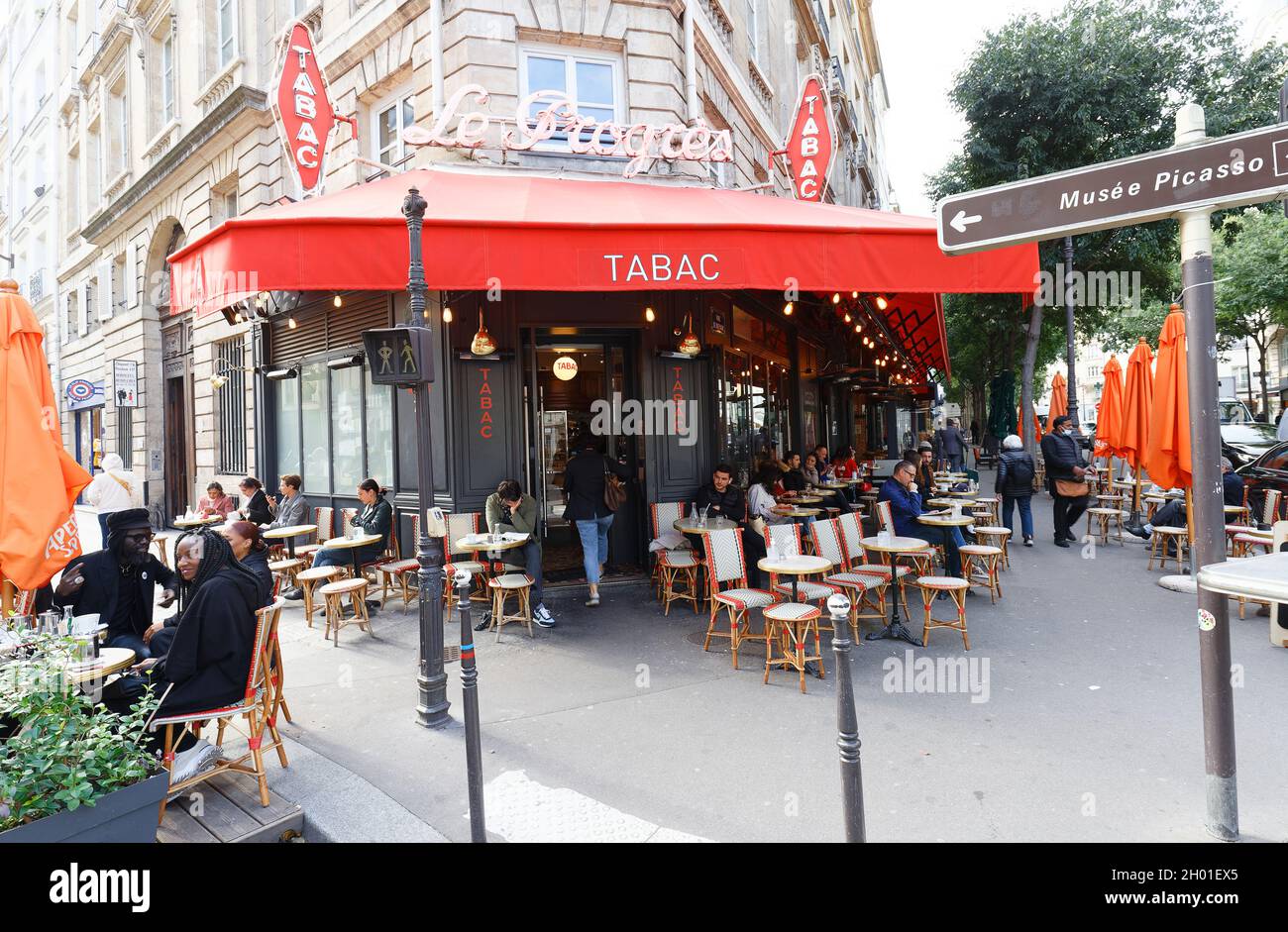 Paris, France-October 07, 2021 : am Schnittpunkt von drei sehr belebten Straßen im Pariser Viertel Haut Marais ist Le Progres typisch Parisia Stockfoto