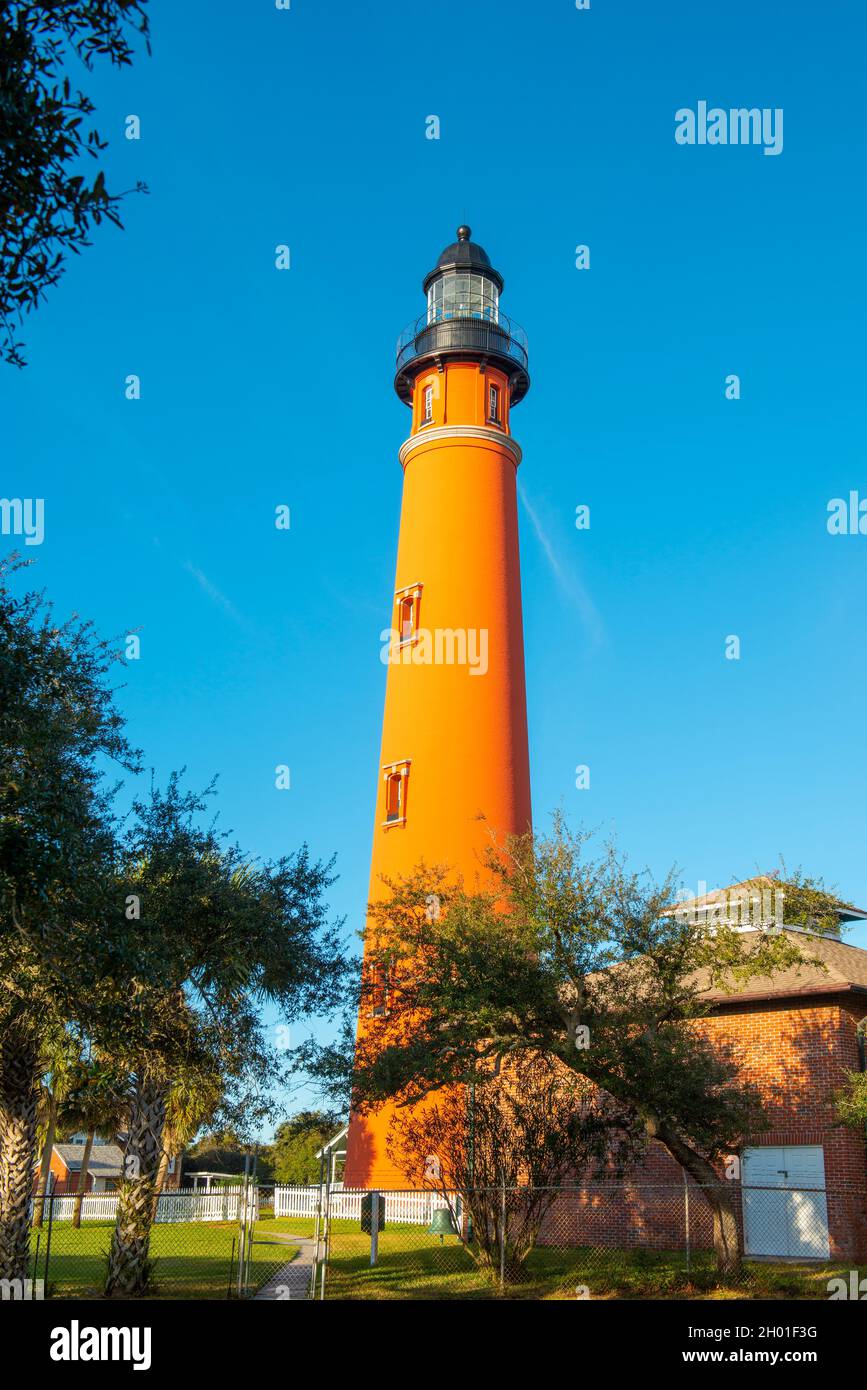 Ponce de Leon Inlet Lighthouse ist ein nationales historisches Wahrzeichen in der Stadt Ponce Inlet in Central Florida, FL, USA. Stockfoto