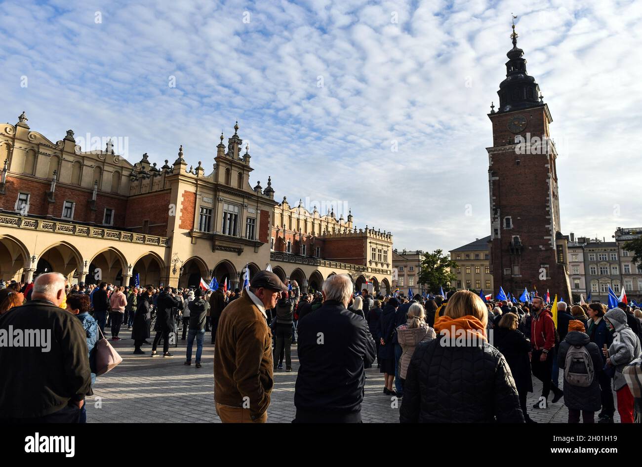 Krakau, Polen. Oktober 2021. Demonstranten versammelten sich auf dem Hauptmarkt in Krakau.Eine pro-europäische Demonstration von Gegnern des Rechts und der Justiz (PiS) nach dem Urteil des polnischen Krisengerichts über die Überlegenheit des polnischen Rechts über das EU-Recht in Krakau. Kredit: SOPA Images Limited/Alamy Live Nachrichten Stockfoto