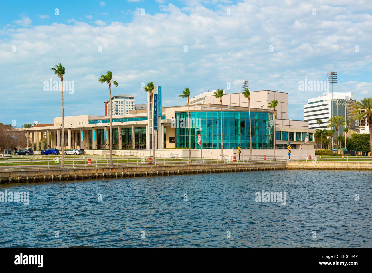 Duke Energy Center for the Performing Arts and Mahaffey Theatre in der 1st Street im Zentrum von St. Petersburg, Florida, USA. Stockfoto