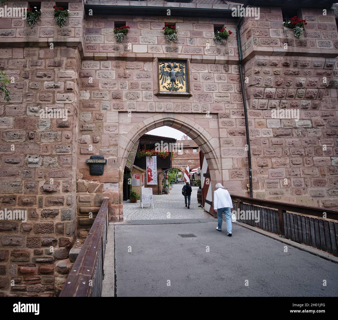 MÜNCHEN, DEUTSCHLAND - 21. Aug 2021: Historisches Tor, Eingang zur Stadt Nürnberg. Alte Mauer rund um das Stadtzentrum und ein beliebter Tourist att Stockfoto
