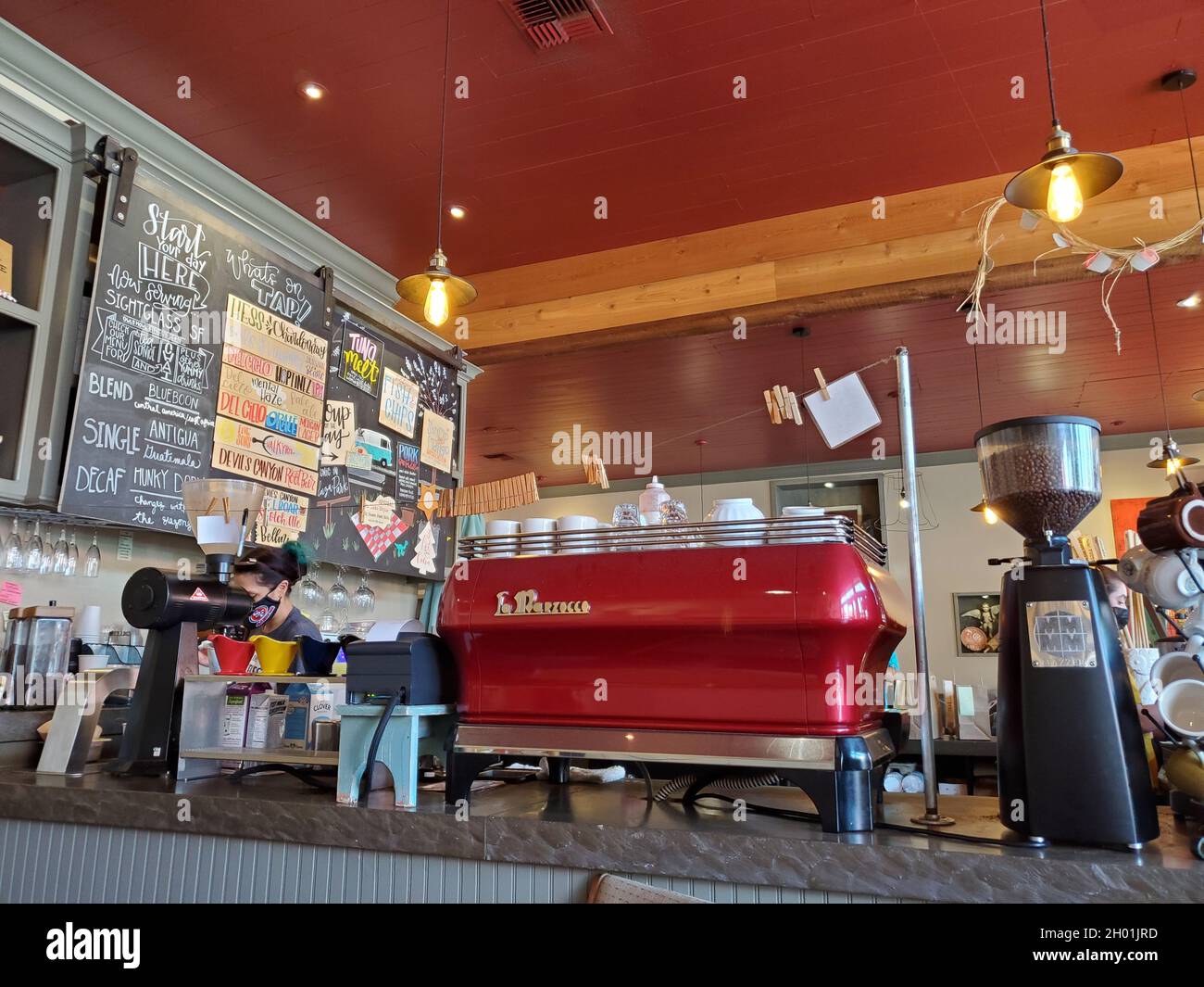 Usa. August 2021. Espressomaschinen und Menütafel im Sideboard Restaurant, Lafayette, Kalifornien, 14. August 2021. (Foto: Sftm/Gado/Sipa USA) Quelle: SIPA USA/Alamy Live News Stockfoto
