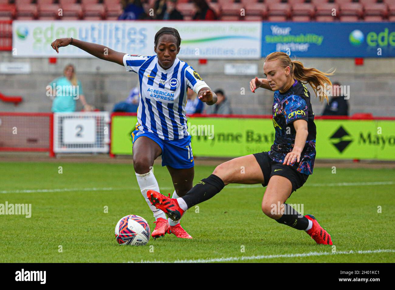 Crawley, Großbritannien. Dezember 2019. Danielle Carter (18 Brighton) hat Brighton beim Super League-Spiel der Frauen zwischen Brighton & Hove Albion und Tottenham Hotspur im People's Pension Stadium in Crawley nicht mit zwei Spielern in den Vordergrund gestellt. Kredit: SPP Sport Pressefoto. /Alamy Live News Stockfoto