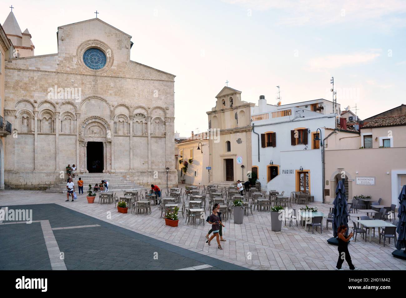 Termoli, Molise, Italien -08-14-2021- der Platz der Kathedrale Santa Maria della Purificazione. Stockfoto