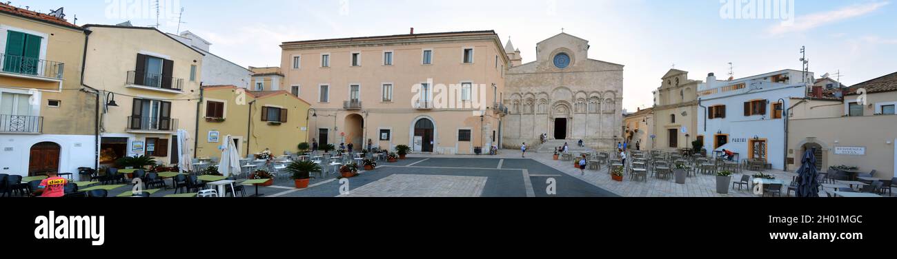 Termoli, Molise, Italien -08-14-2021- Panorama des Platzes der Kathedrale Santa Maria della Purificazione. Stockfoto