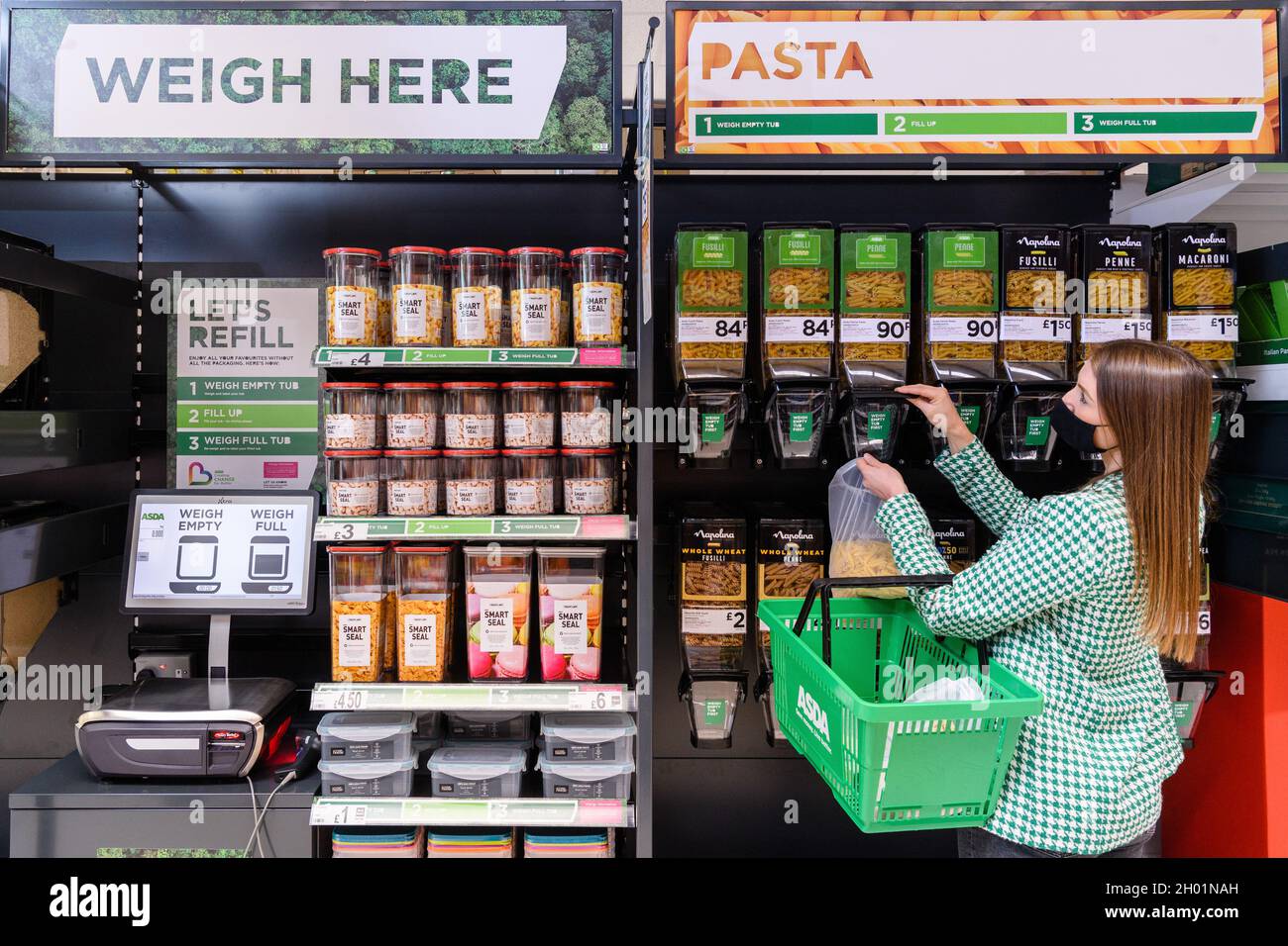 Asda führt den ersten Nachfüllladen in Schottland ein Asda hat sein erstes Nachfüllgeschäft in Schottland eingeführt, mit einem umfangreichen Angebot Stockfoto