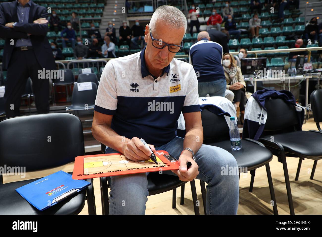 Bologna, Italien. Oktober 2021. Aza Petrovic (Cheftrainer von Carpegna Prosciutto Pesaro) während der Serie A1 italienischen LBA Basketball-Meisterschaft Spiel Kigili Fortitudo Bologna gegen. Carpegna Prosciutto Victoria Libertas Pallacanestro Pesaro im Sportpalast Paladozza - Bologna, 10. Oktober 2021 Kredit: Unabhängige Fotoagentur/Alamy Live Nachrichten Stockfoto