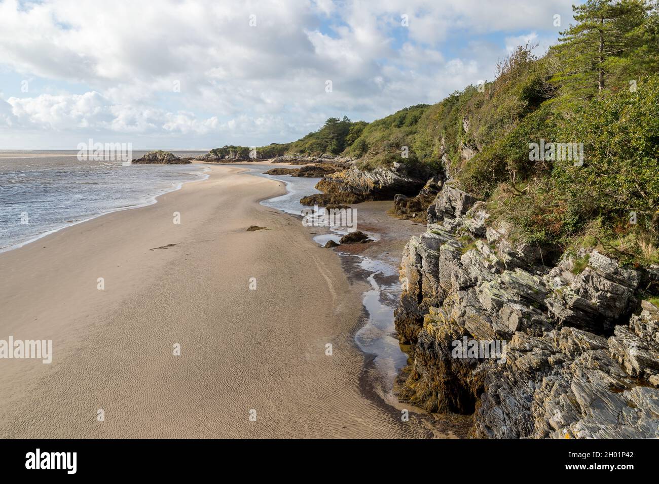 Die größte Küstenlinie von Borth besteht aus Sandstränden, die von zerklüfteten grauen Felsen umgeben sind, die im Oktober 2021 an der Küste von Nordwales gefangen wurden. Stockfoto