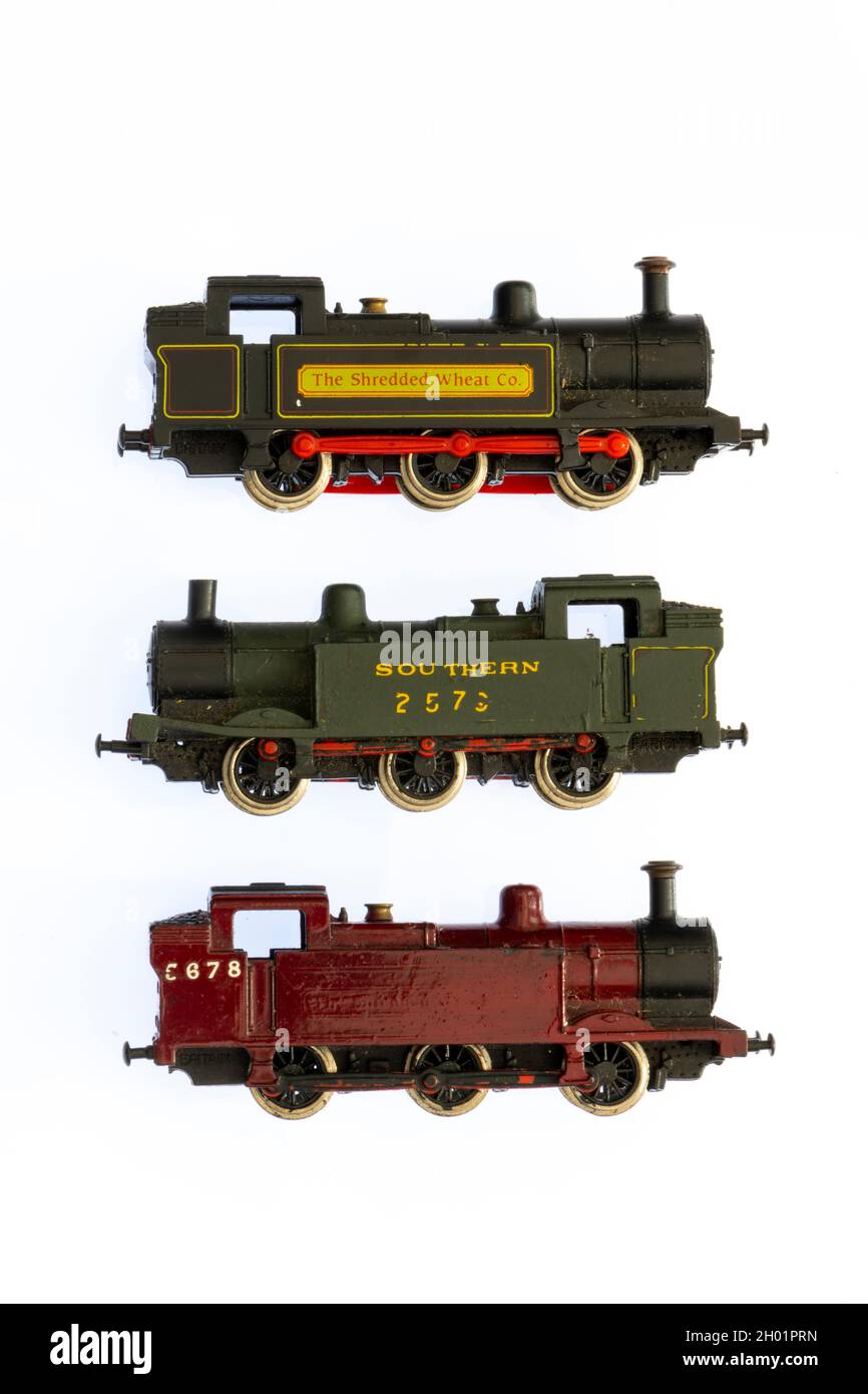Drei Modelleisenbahnen vor einem schlichten weißen Hintergrund, geeignet für den Einsatz auf Grußkarten. Eisenbahnen und Züge, Modelleisenbahnen, Modelldampflokomotiven. Stockfoto
