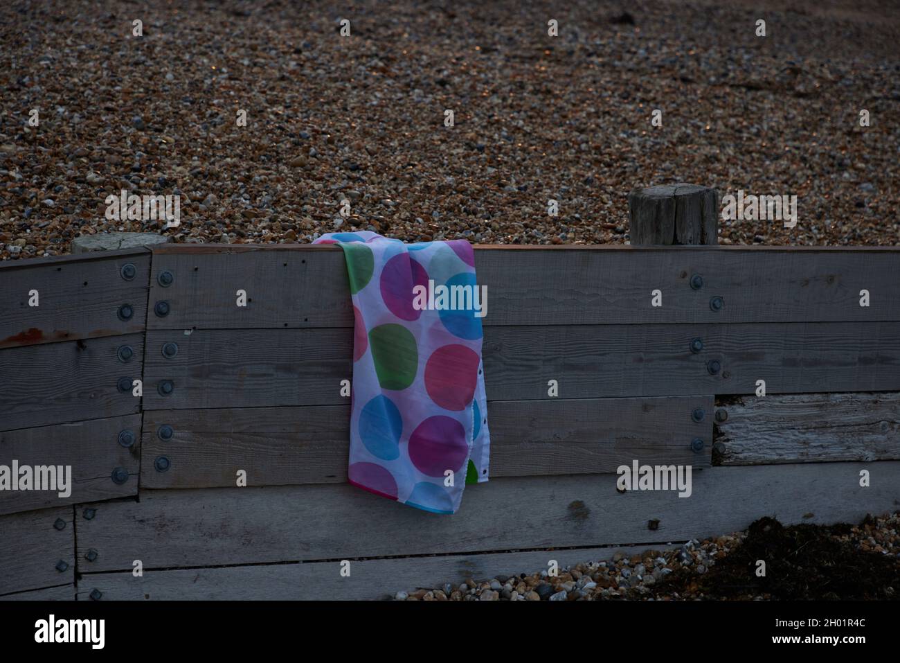 Ein Stück Textil am Strand. Stockfoto