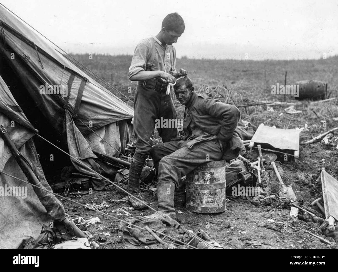 Ein britischer Soldat kleidet die Wunden eines deutschen Gefangenen in der Nähe von Bernafay Wood. 19. Juli 1916. Stockfoto