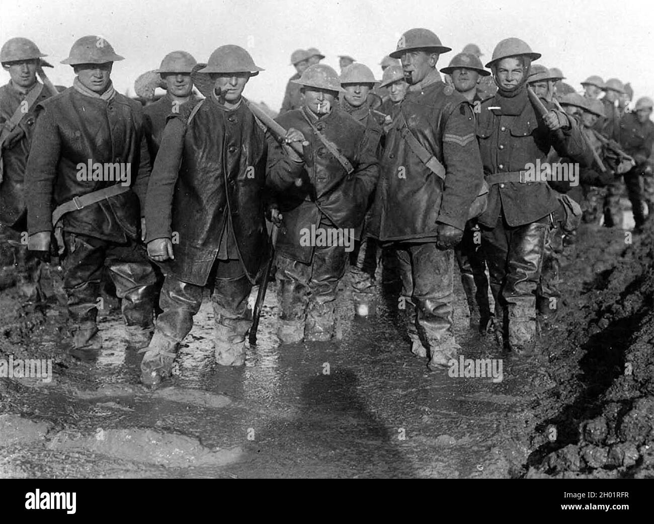 Britische Soldaten stehen im Schlamm an der französischen Front, ca. 1917. Stockfoto