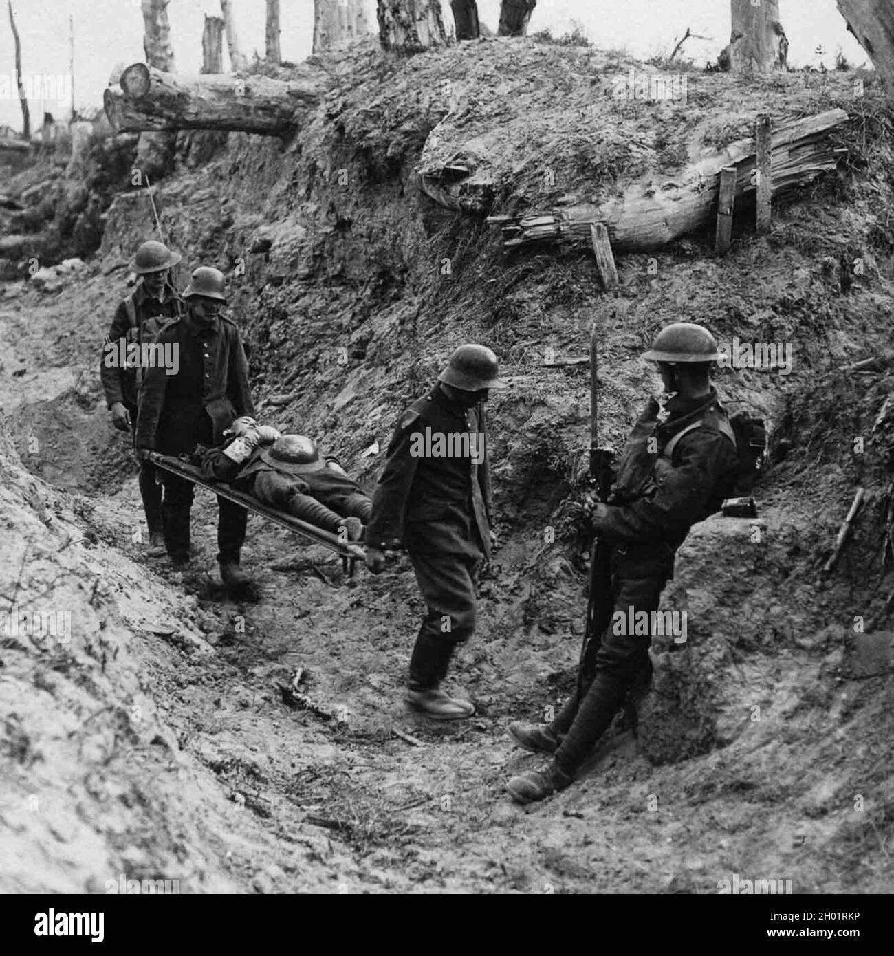 Deutsche Gefangene tragen britische Verwundete während des Angriffs auf Trones Wood. Stockfoto