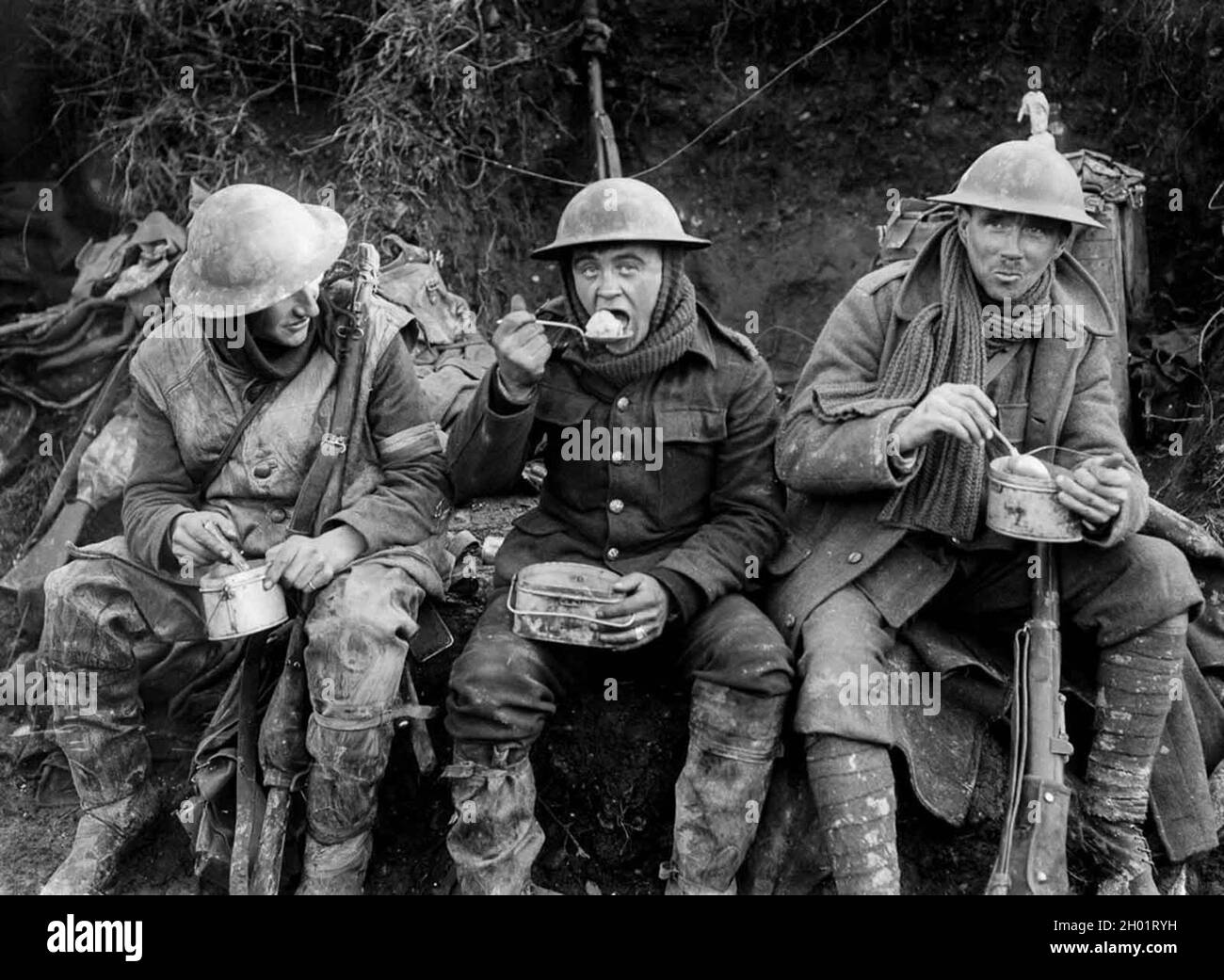 Britische Soldaten essen im Ancre Valley heiße Rationen. Oktober 1916. Stockfoto