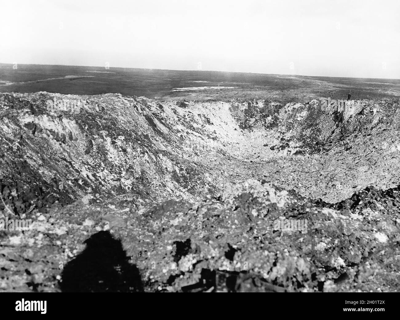 Der Krater, der nach der Explosion der 2-Tonnen-Mine am ersten Tag der Schlacht an der Somme unter den deutschen Frontpositionen bei Hawthorne Redoubt bei Beaumont Hamel zurückblieb. Das Foto wurde im November 1916 aufgenommen Stockfoto