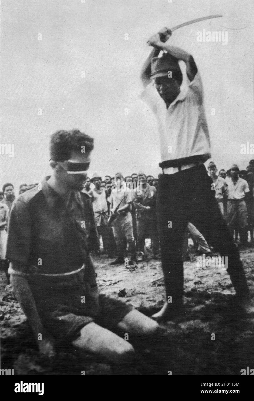 Der japanische Soldat Yasuno Chikao einen Augenblick bevor er Sgt Leonard Siffleet enthauptet. Stockfoto