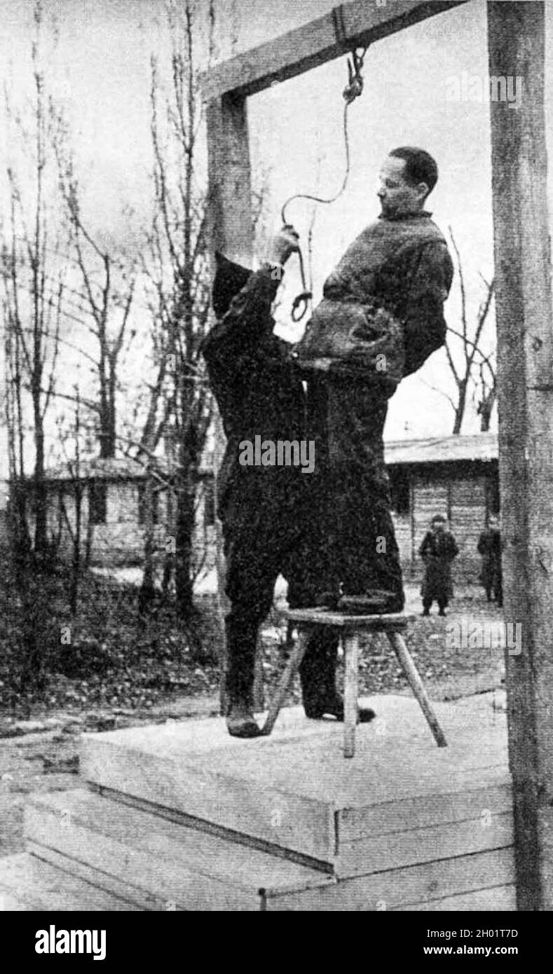 Die Hinrichtung des Auschwitz-Kommandanten Rudolf Höss im Jahr 1947. Er wurde neben dem Krematorium des Lagers aufgehängt, wo so viele umkamen. Stockfoto