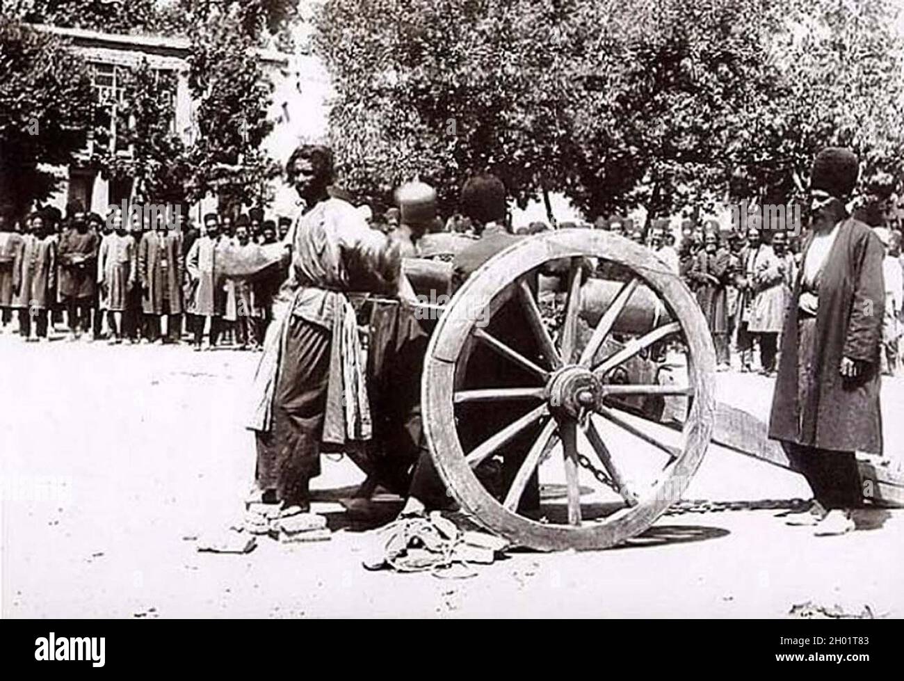 Ein Mann, der an die Vorderseite einer Kanone gebunden ist und 1890 in Shiraz, Iran, hingerichtet werden soll. Diese Ausführungsmethode war bekannt als das Blasen aus einer Waffe Stockfoto