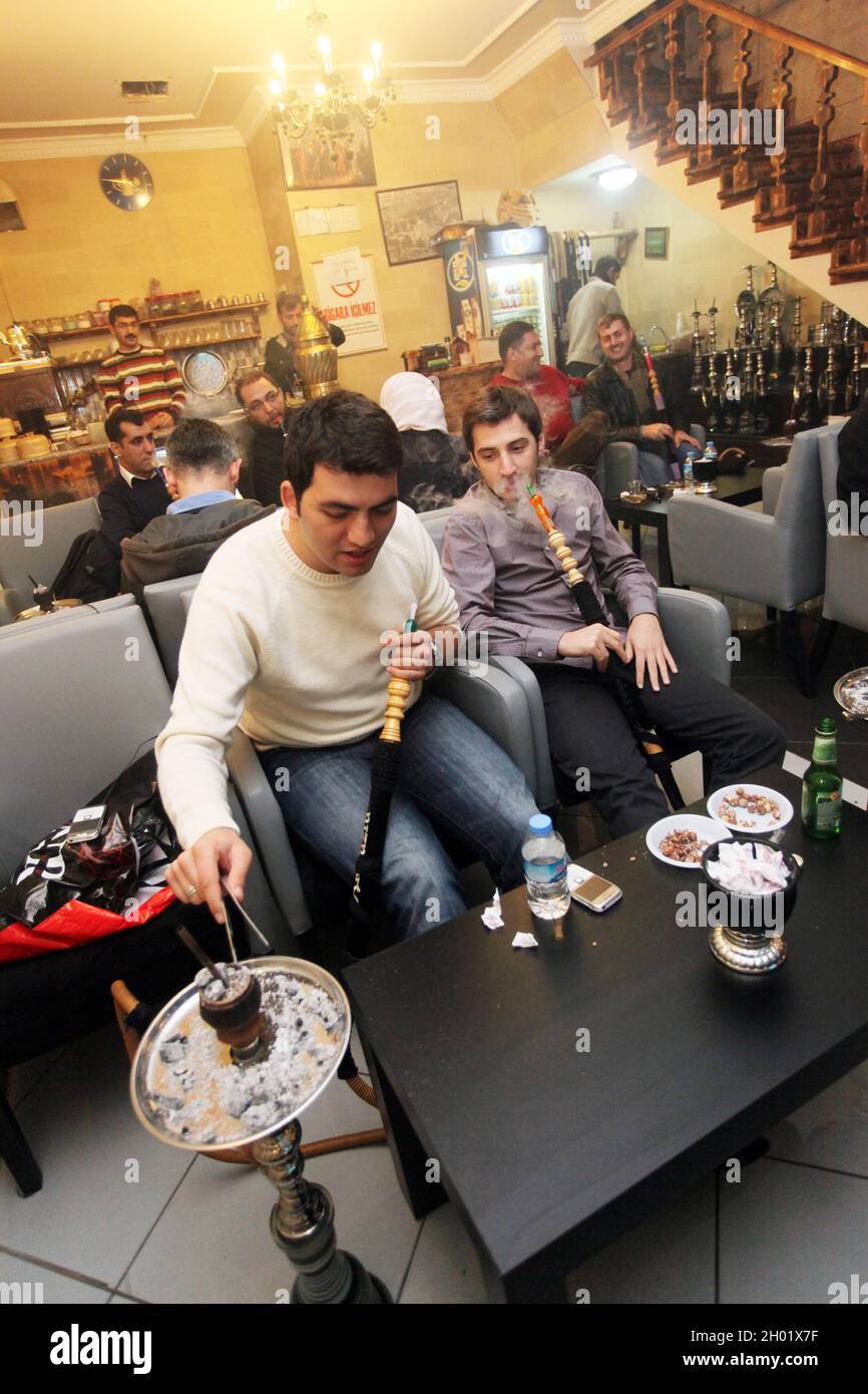 ISTANBUL, TÜRKEI - 5. JANUAR: Menschen rauchen Shisha (Nargile) am 5. Januar 2008 in Istanbul, Türkei. Nargile wurde ab dem 17. Jahrhundert Teil der türkischen Kultur. Stockfoto