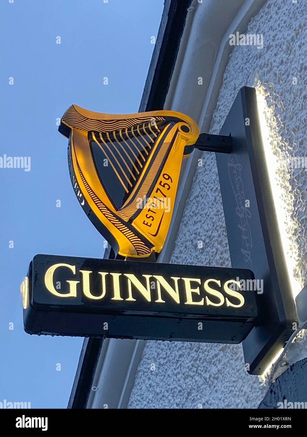 Beleuchtetes Guinness-Werbeschild, Cork (Corcaigh), County Cork, Republik Irland Stockfoto